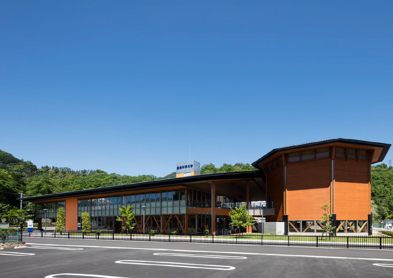 三宅建築設計事務所 健康科学大学看護学部 1号館・講義棟 山梨県 木造 2階建